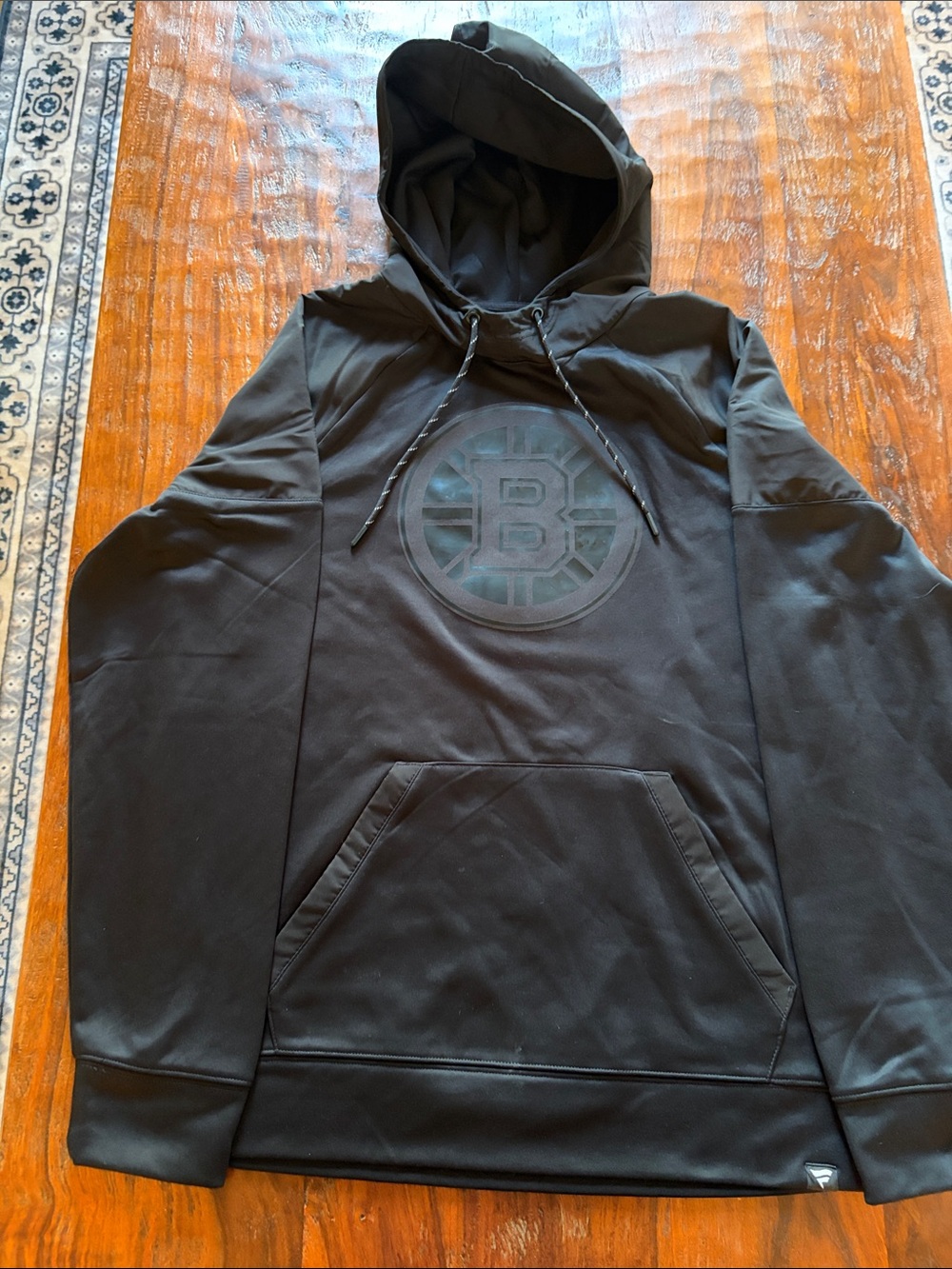 Fanatics Boston Bruins. Black Pullover Hoodie with Subtle Logo